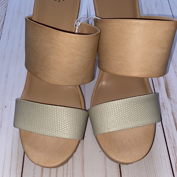 A New Day Wedge Sandals - Picture 6 of 8